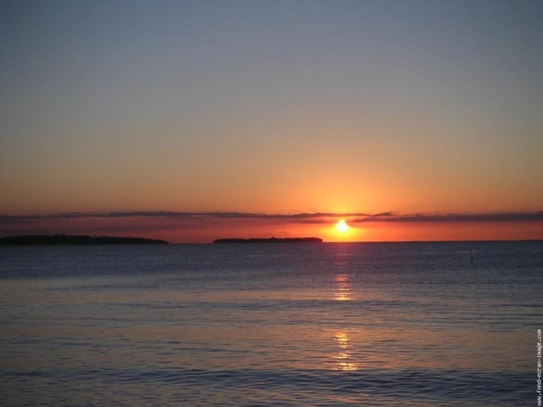 Levé de soleil sur la mer entre les îles