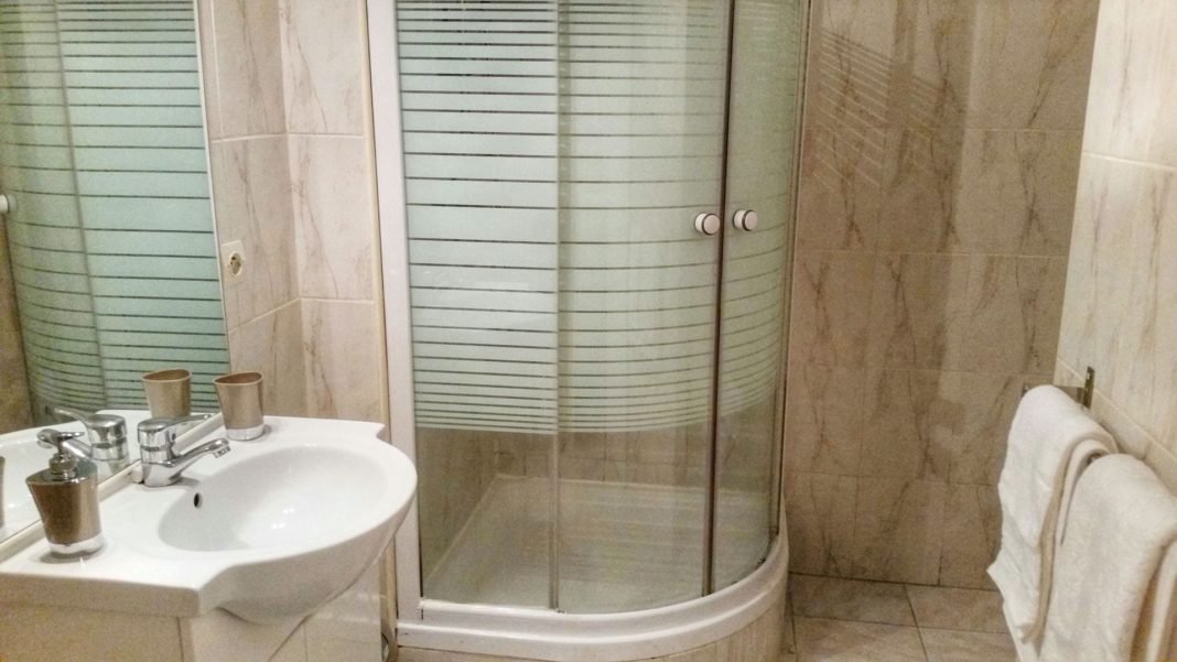 Salle de bain avec douche et serviettes à disposition