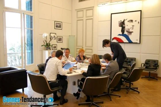 Réunion avec ses chefs de cabinet et son chef de la police Municipale