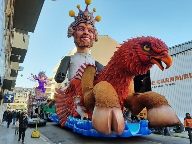 Carnaval de Nice: Les Premiers Chars Défilent – Photos et Vidéos