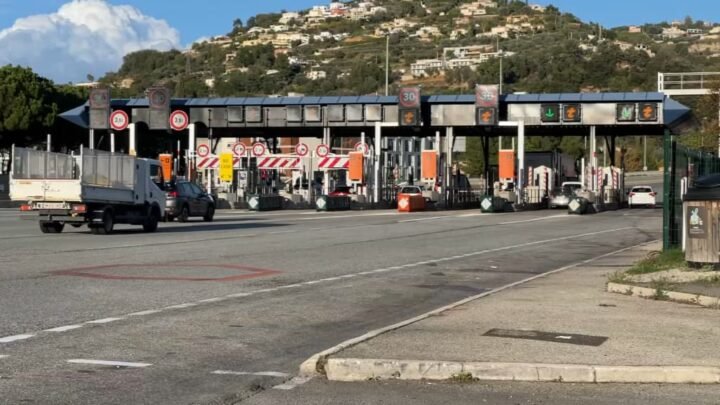 la circulation partiellement coupée dans les deux sens en raison d’un véhicule à contresens