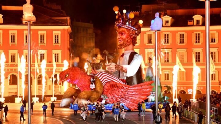 Le Roi du Carnaval de Nice débarque sur la Place Masséna