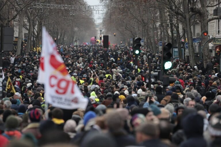 Contestation à Nice : 40 000 manifestants selon la CGT, estimation à 5200 pour la préfecture