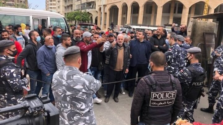 Les chauffeurs de bus d’Antibes bloquent leur dépôt en signe de protestation