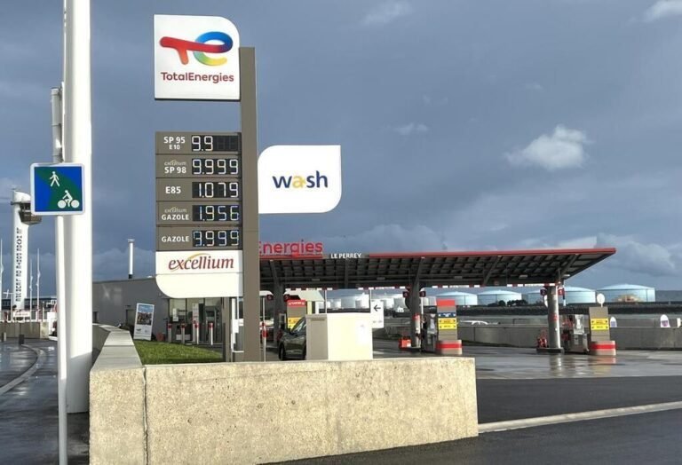 Réquisitions en série dans les raffineries pour faire face aux pénuries de carburants et de kérozène