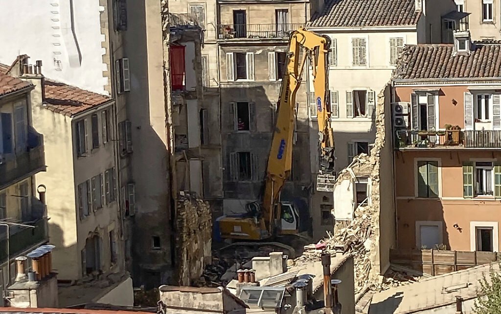 continuent.Titre modifié: Les recherches se poursuivent pour retrouver deux personnes disparues suite à l’effondrement d’un immeuble à Marseille. continuent.Titre modifié: Les recherches se poursuivent pour retrouver deux personnes disparues suite à l’effondrement d’un immeuble à Marseille.