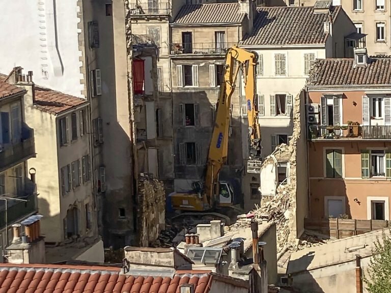 continuent. 

Titre modifié: Les recherches se poursuivent pour retrouver deux personnes disparues suite à l&rsquo;effondrement d&rsquo;un immeuble à Marseille.