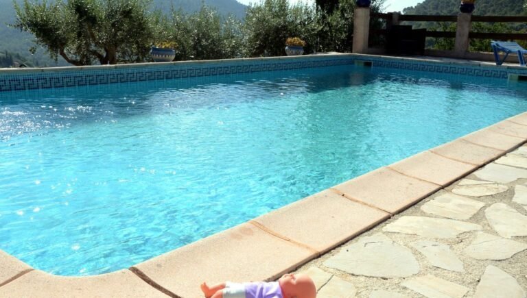Drame à Cannes : un enfant de 2 ans perd la vie suite à une chute dans une piscine privée