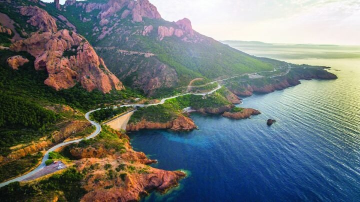 La Corniche d’Or célèbre 120 ans de paysages emblématiques entre Saint Raphaël et Cannes dans l’Estérel