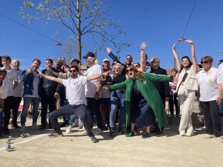 Les premiers jours de Canneseries : De prestigieux défilés, des parties de pétanque ensoleillées et des fans ravis.
