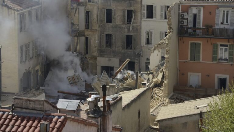 nouvelle synthétique: Huit individus portés disparus suite à l&rsquo;effondrement d&rsquo;un immeuble à Marseille