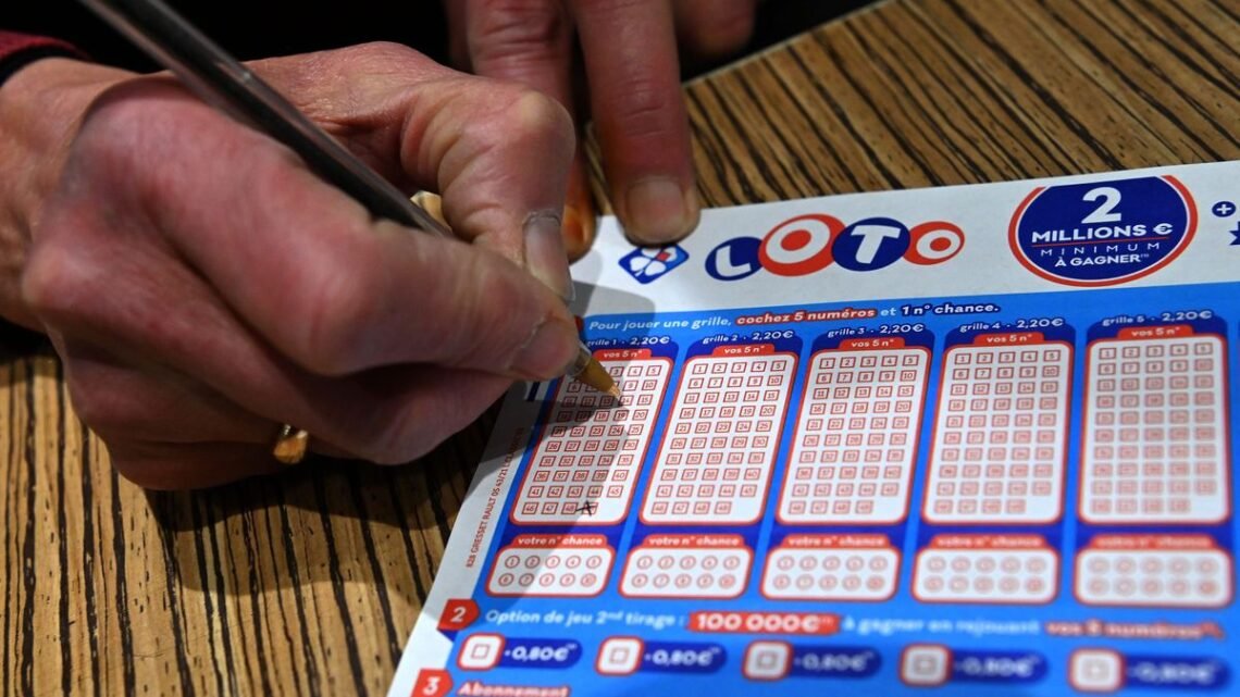 Cinq collègues de bureau à Antibes se partagent 2,3 millions d’euros après avoir remporté le Loto Cinq collègues de bureau à Antibes se partagent 2,3 millions d’euros après avoir remporté le Loto