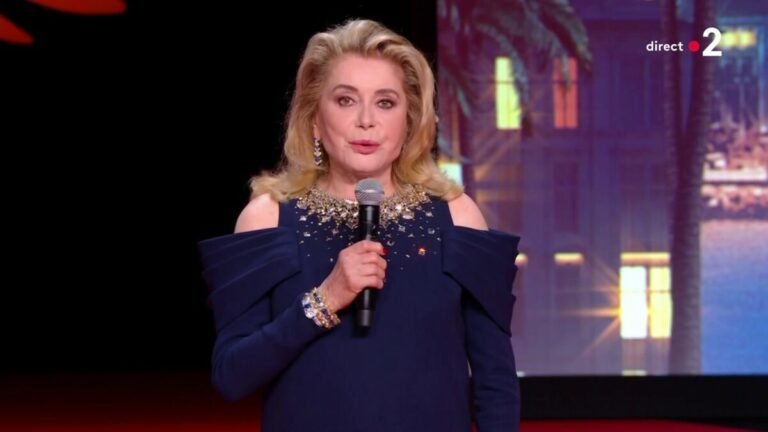 de Cannes.
Nouveau titre: Catherine Deneuve éblouit les marches du Festival de Cannes lors de la cérémonie d’ouverture 2023.