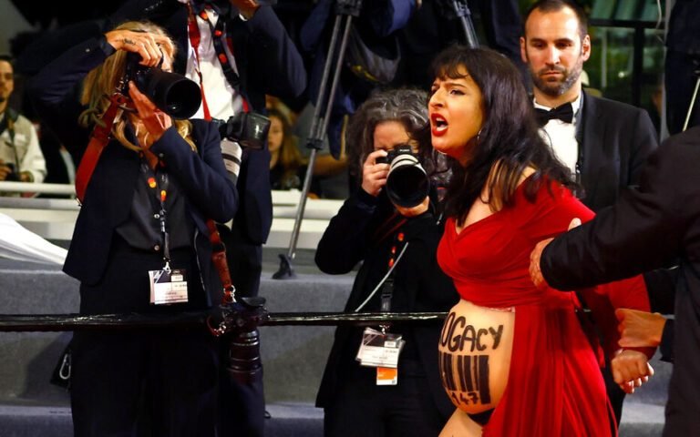 Titre alternatif: Un incident au Festival de Cannes lorsqu&rsquo;une militante anti-GPA perturbe le tapis rouge.