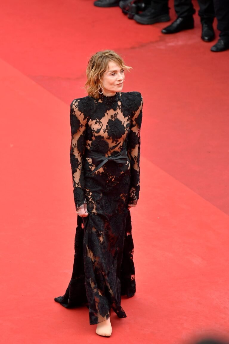 #Cannes2023 : La présence étincelante d&rsquo;Isabelle Huppert sur le tapis rouge du Festival