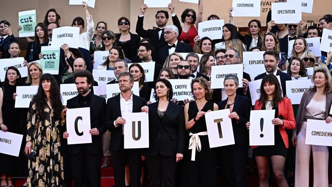 #Cannes2023 : un collectif engage une manifestation pour la transition écologique sur le tapis rouge. #Cannes2023 : un collectif engage une manifestation pour la transition écologique sur le tapis rouge.