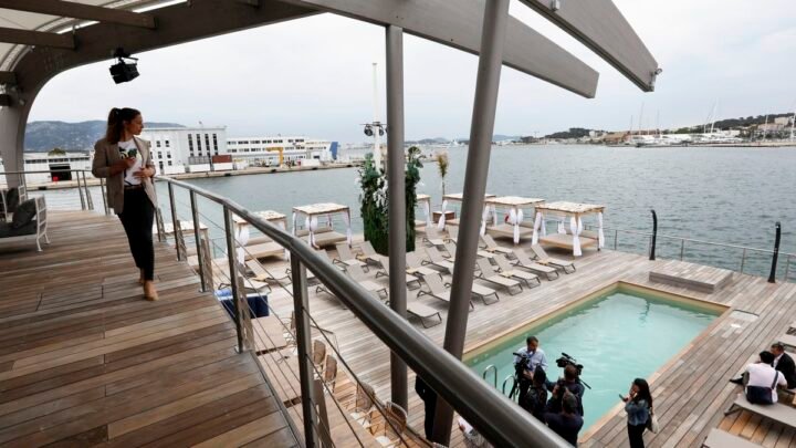 Plage flottante Canua Island : Le cofondateur demande à Emmanuel de leur laisser travailler