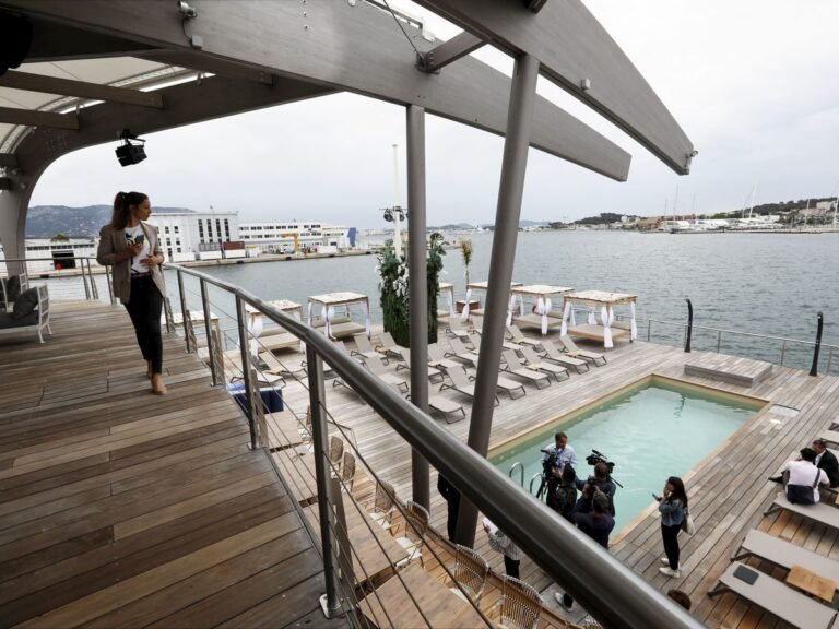 Plage flottante Canua Island : Le cofondateur demande à Emmanuel de leur laisser travailler