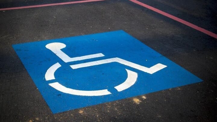 Un maire supprime une place pour personnes à mobilité réduite malgré les demandes de déplacement