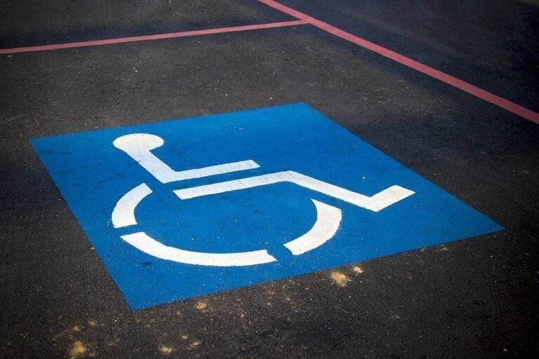 Un maire supprime une place pour personnes à mobilité réduite malgré les demandes de déplacement