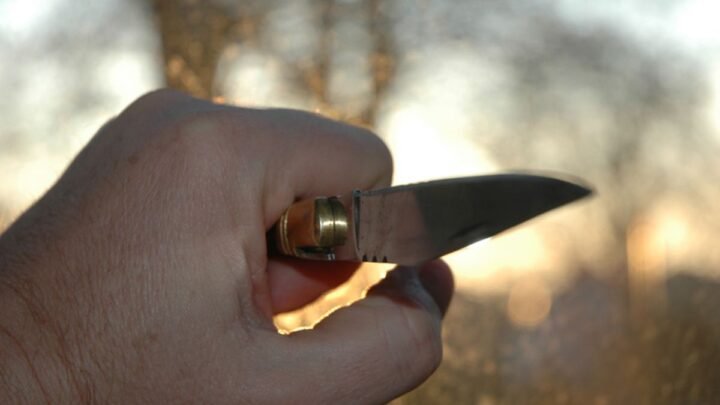 un jeune homme de 20 ans dans un état grave après avoir reçu plusieurs coups de couteau