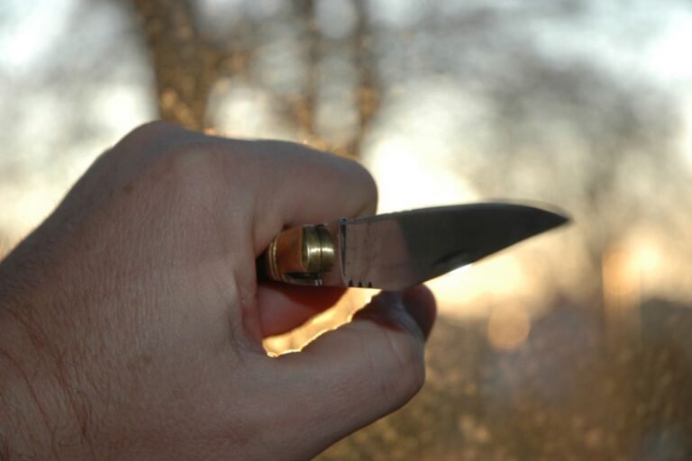 un jeune homme de 20 ans dans un état grave après avoir reçu plusieurs coups de couteau