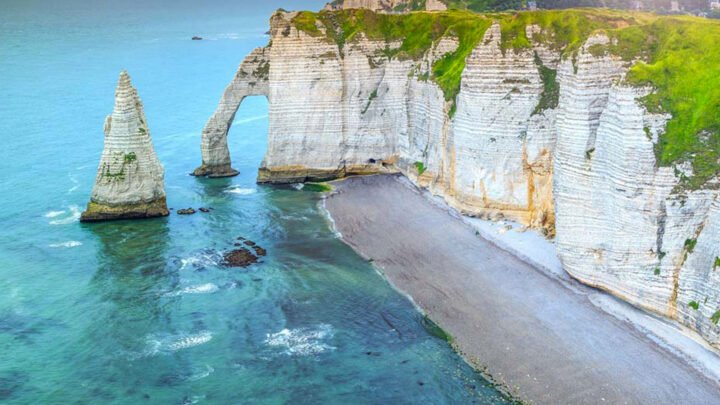 Bienvenue sur la côte normande : découvrez la plage la plus prisée de France !