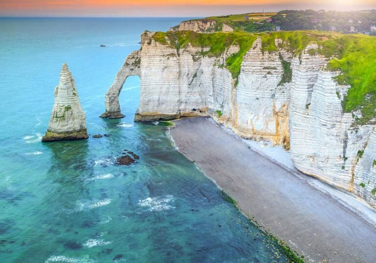 Bienvenue sur la côte normande : découvrez la plage la plus prisée de France !