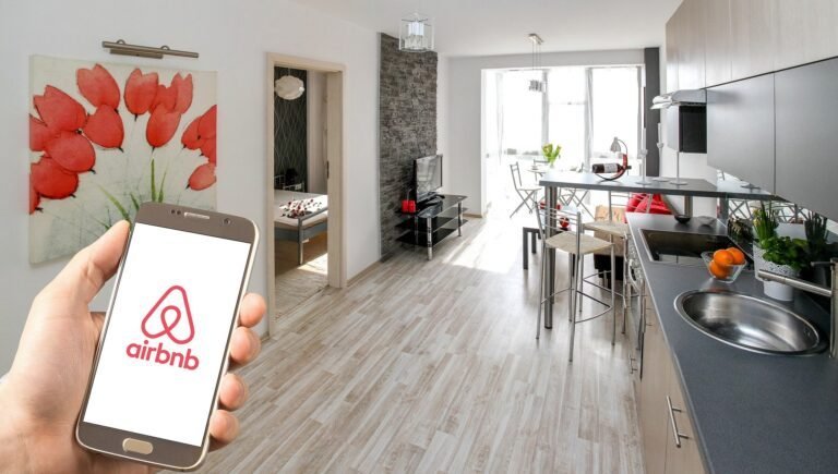 La Côte d&rsquo;Azur confrontée à l&rsquo;essor de l&rsquo;Airbnb : mesures de régulation des mairies et copropriétés