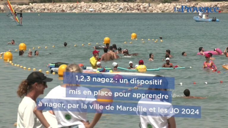 Le guide bienveillant qui enseigne la nage aux enfants de Marseille, privés de la mer à seulement 4 km