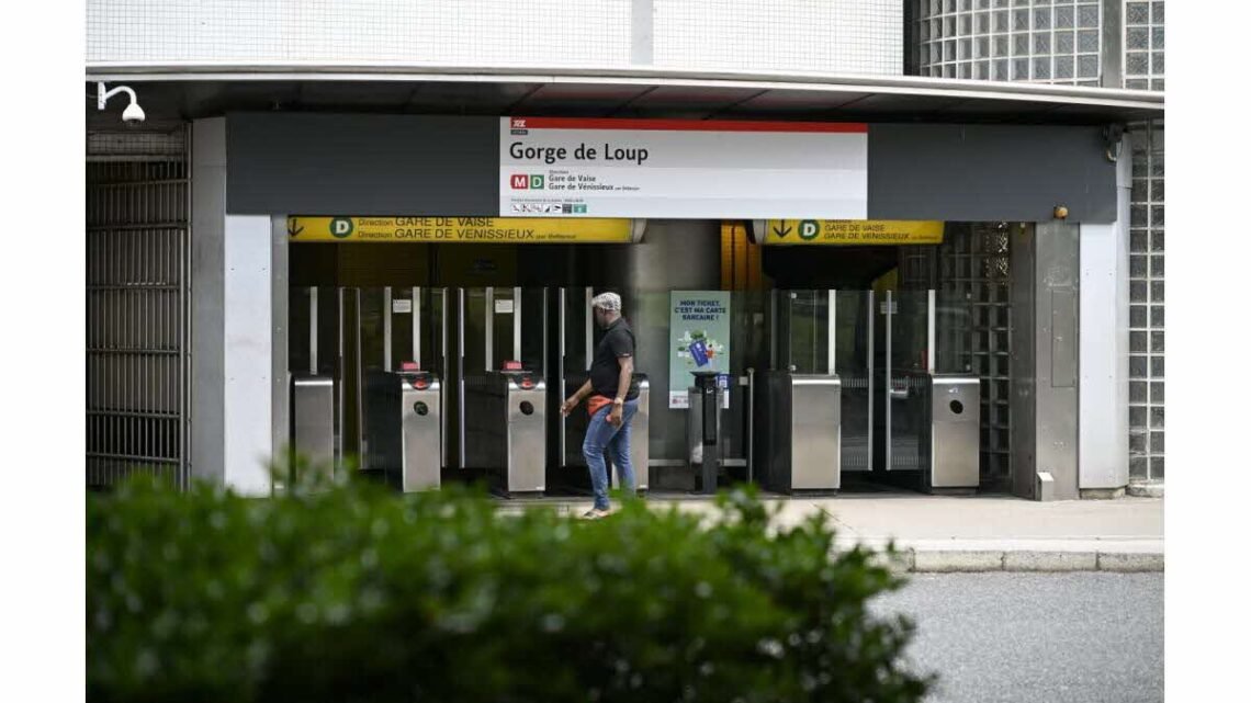 Le mystère de l’agression sanglante : un homme poignardé à la gorge Le mystère de l’agression sanglante : un homme poignardé à la gorge