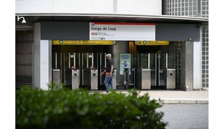 Le mystère de l&rsquo;agression sanglante : un homme poignardé à la gorge