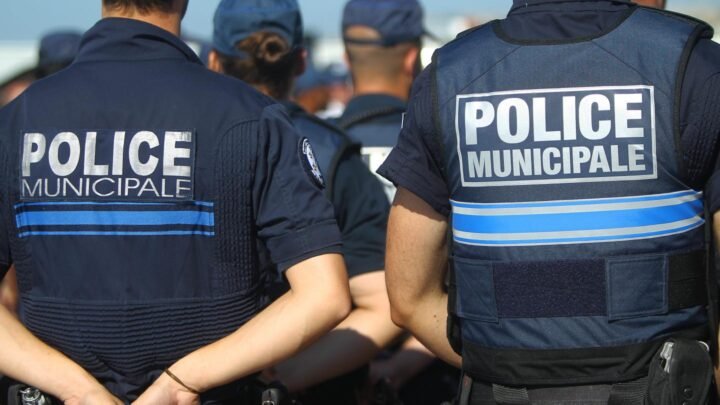 Solidarité entre policiers municipaux niçois : les brassards arborés en signe de fraternité
