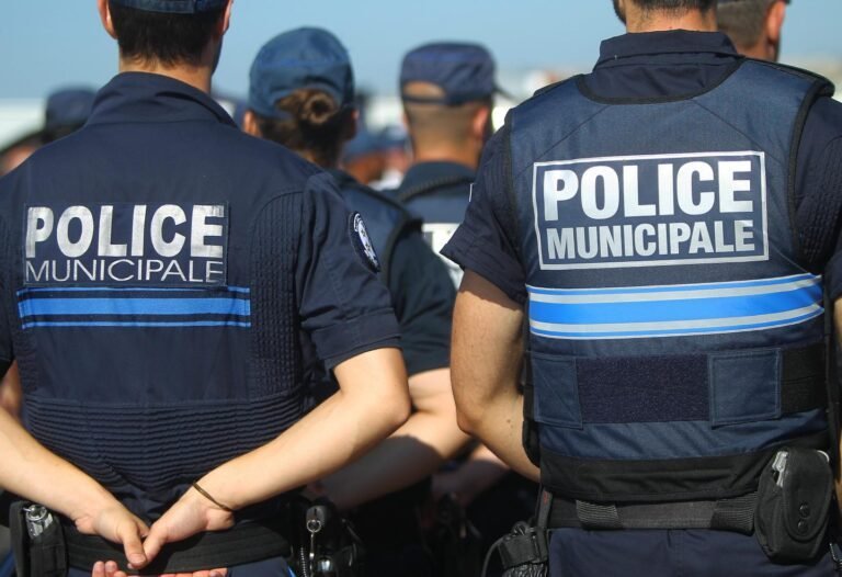 Solidarité entre policiers municipaux niçois : les brassards arborés en signe de fraternité