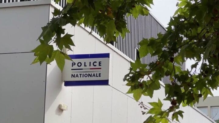 Un commissariat marseillais forcé de fermer ses portes suite à l’absence de policiers soutenant leur collègue détenu.