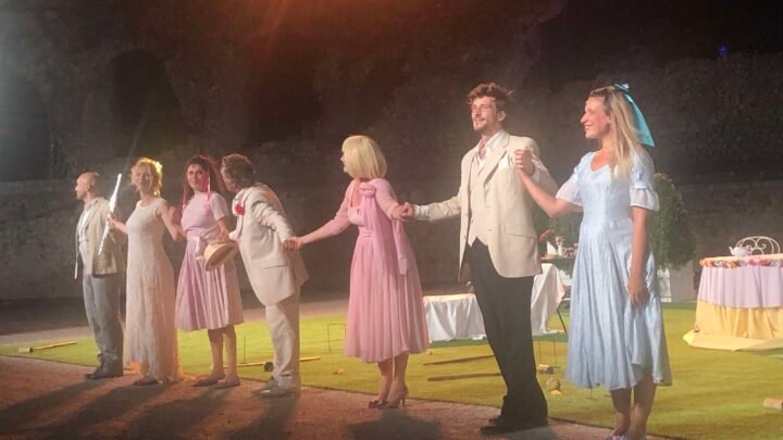 Des pièces de Marivaux jouées avec brio aux Arènes du Cimiez, à Nice