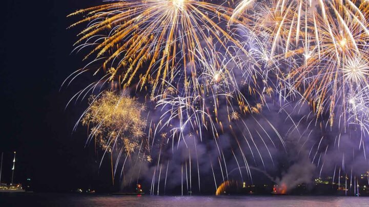 Explosion de couleurs à Cannes : un final étincelant pour le festival pyrotechnique !