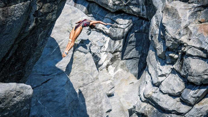 Le plongeon vers l’inconnu : le récit d’un homme miraculeusement survivant après une chute vertigineuse de 20 mètres depuis une falaise