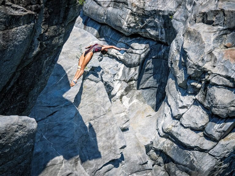 Le plongeon vers l&rsquo;inconnu : le récit d&rsquo;un homme miraculeusement survivant après une chute vertigineuse de 20 mètres depuis une falaise