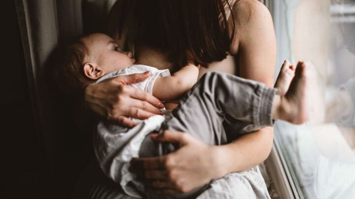 Les merveilles du portage : une relation fusionnelle entre bébé et parent