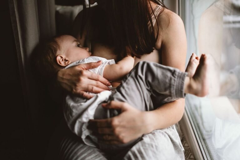 Les merveilles du portage : une relation fusionnelle entre bébé et parent