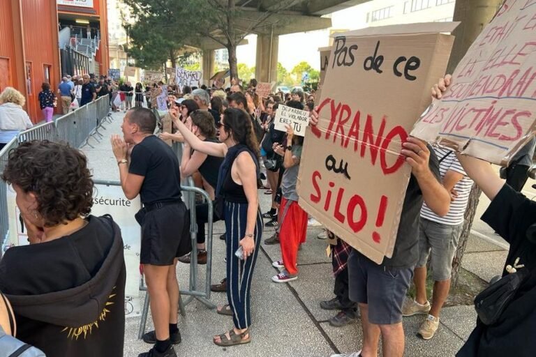 Manifestation à Marseille contre le concert de Gérard Depardieu au Silon