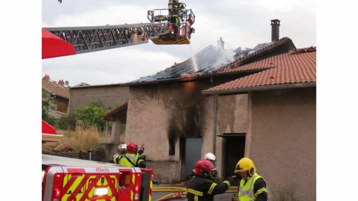 Un incendie ravage un garage mécanique, l’intervention de 36 sapeurs-pompiers est requise