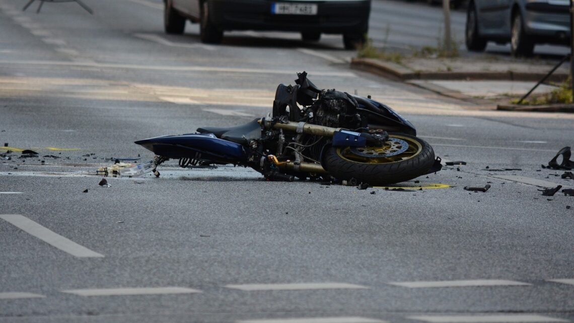 Un jeune motard frappé par le destin dans un tragique accident routier Un jeune motard frappé par le destin dans un tragique accident routier