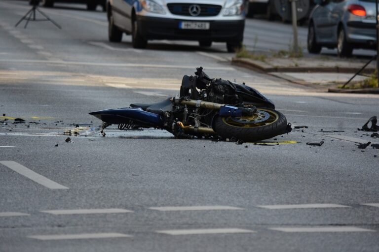 Un jeune motard frappé par le destin dans un tragique accident routier