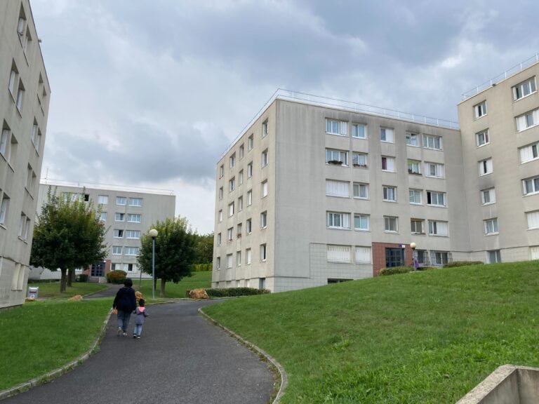 Une famille prise en otage dans leur propre logement par un locataire menaçant