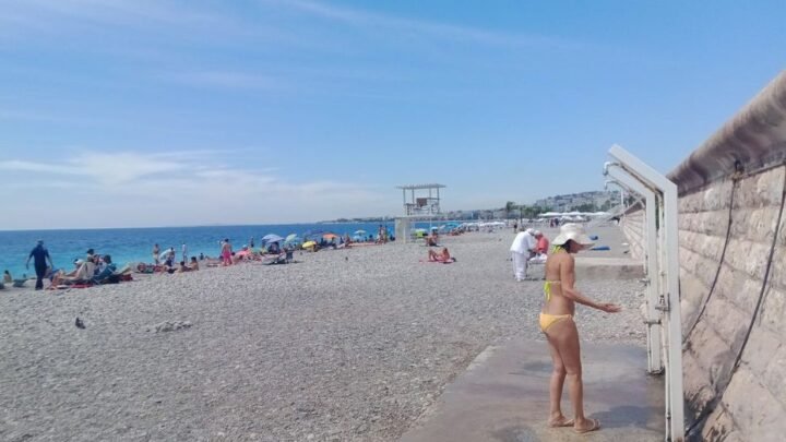 Est-il possible de prendre des douches sur les plages de la Côte d’Azur cet été ?