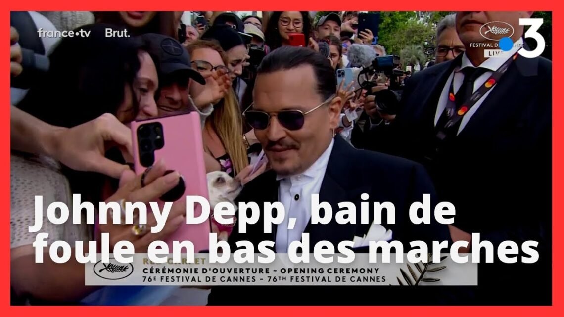 Johnny Depp remercie chaleureusement ses fans en bas des marches à #Cannes2023 Johnny Depp remercie chaleureusement ses fans en bas des marches à #Cannes2023