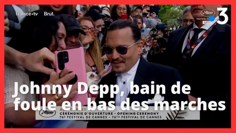 Johnny Depp remercie chaleureusement ses fans en bas des marches à #Cannes2023