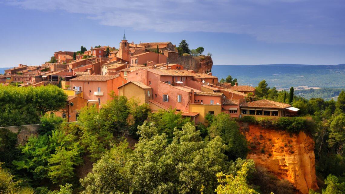 La splendeur intemporelle de ce village pittoresque niché à flanc de montagne en fait un joyau de la France La splendeur intemporelle de ce village pittoresque niché à flanc de montagne en fait un joyau de la France